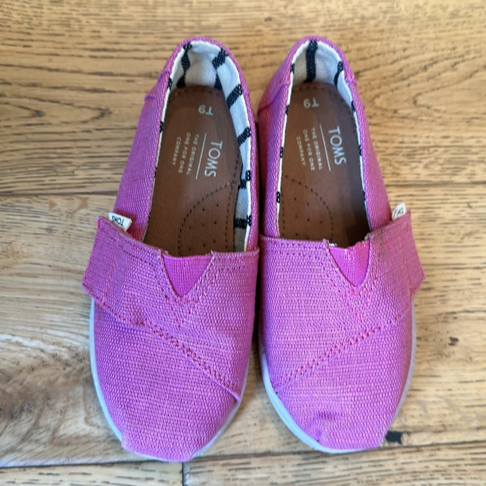 Toms toddler size 9 shoe